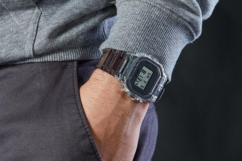 خرید ساعت مچی مردانه کاسیو G-Shock مدل DW-5600SK-1DR به چه کسانی پیشنهاد می‌شود؟