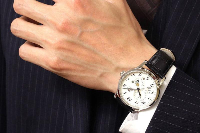خرید ساعت مچی مردانه اورینت کلاسیک مدل RA-AK0002S00C به چه کسانی پیشنهاد می‌شود؟